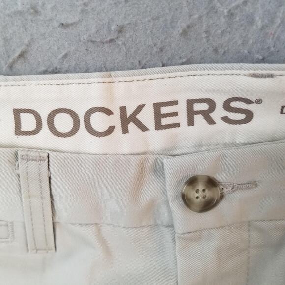 Dockers Pants Mens 32x32 Khaki D3 Classic Fit Flat Front Straight Leg Chino - Picture 12 of 14